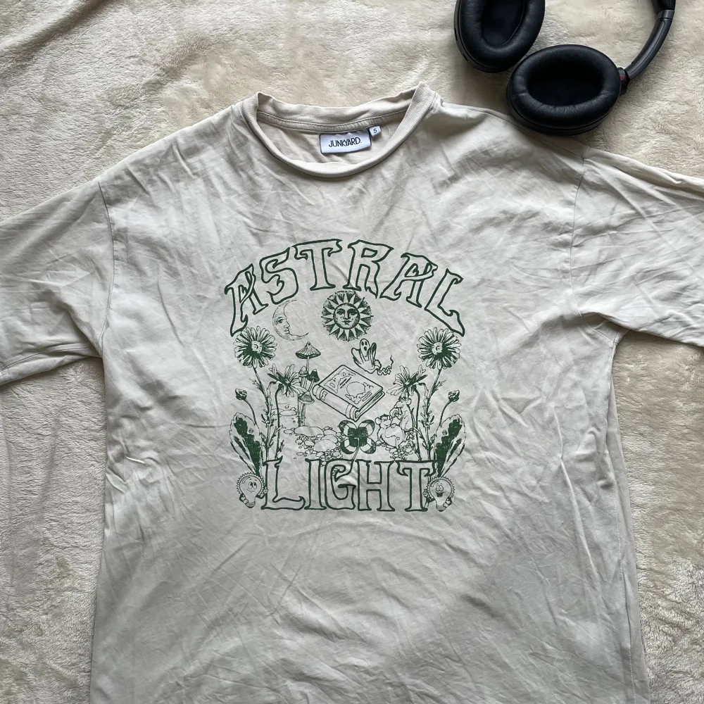 Fin lite retro/ vintage t-shirt i bra skick 🩷skriv för fler bilder 😊. T-shirts.