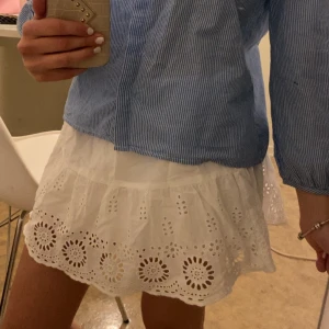 Sommar kjol  - Skick är väldigt bra, dock så är det ett litet hål fast det lägger man inte märke till, har fått väldigt många komplimanger när jag har haft på mig denna, den är från Kappahl i storlek 170kr minns inte original pris fast gissar runt 300-400kr.