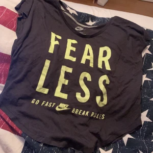 Nike T-shirt  - En Nike T-shirt/träningströja, lite grå svart färg med lime grön färg, strlk XS men passar mig som har M 