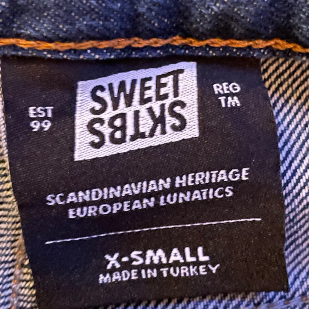 Sweet sktbs i riktigt bra skick i stl. XS. Färgen är mellanblå. . Jeans & Byxor.