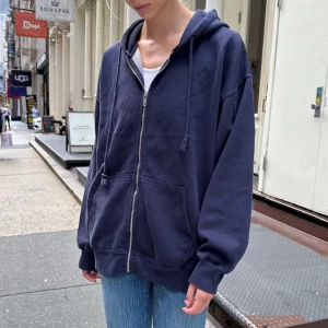Brandy melville hoodie - Jättefin hoodie som är köpt för 450kr på brandy i stockholm. Bra skick, kom privat för fler bilder💕