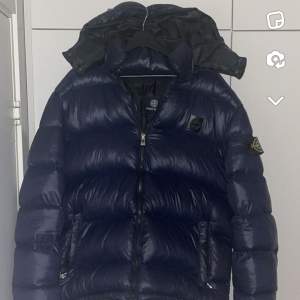 Säljer nu denna sjukt snygga stone island jackan! Använd en halv vinter och en pytte liten defekt på ryggen men inget som andra tänker på när man bär den ute. Skriv om ni har några mer frågor! Jackan är 1:1