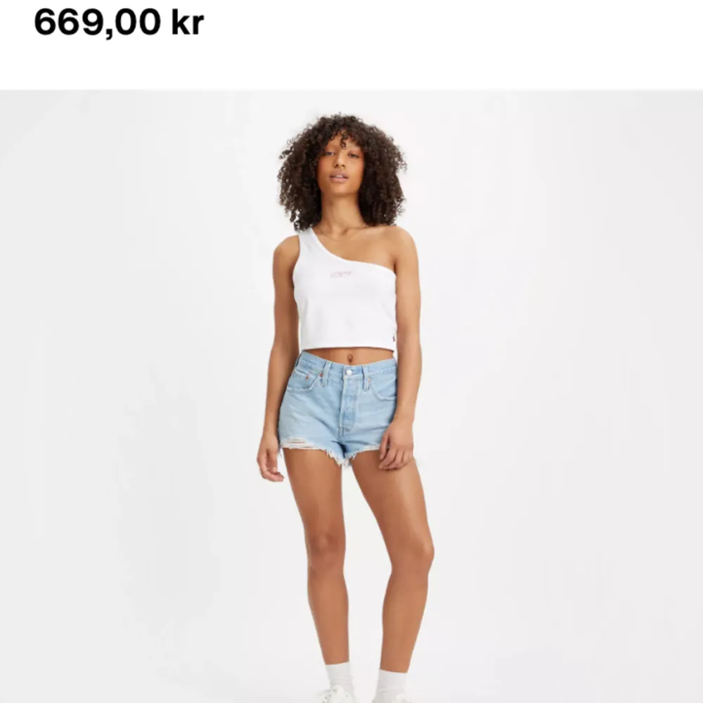 Säljer Levi’s 501 shorts, de är typ mid waist och knappt använda. Nypris 670 kr, skickar gärna egna bilder om någon skulle vilja! 🤍. Shorts.