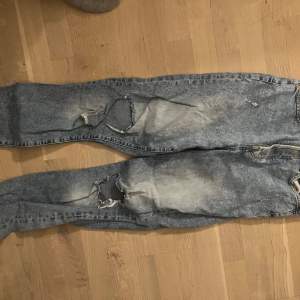 Ljusblåa baggy mom jeans med hål från hm, bra skick! Jag säljer dem då de inte är min stil och de är för stora, storlek 36💕 
