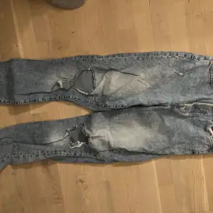 Ljusblåa baggy mom jeans med hål från hm, bra skick! Jag säljer dem då de inte är min stil och de är för stora, storlek 36💕 