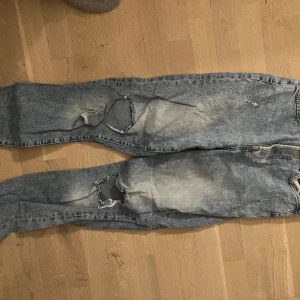 Mom jeans med hål - Ljusblåa baggy mom jeans med hål från hm, bra skick! Jag säljer dem då de inte är min stil och de är för stora, storlek 36💕 