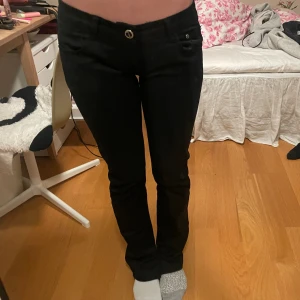 svarta jeans - Fina svarta lågmidjade jeans, liknar ltb jeans, är 165 cm och passar perfekt i längden  Storlek är ca S jag brukar ha xs- s och passar bra dom kan passa lite större också