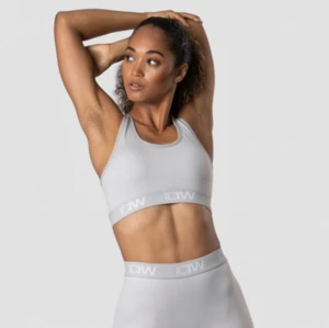 Sport bh icaniwill  - Sport bh ifrån icaniwill. Har lite noppring på insidan på logobandet men inget som syns eller känns när man har på sig den.Nypris ligger på 449kr. Storlek M men skulle även passa L. Pris kan diskuteras 