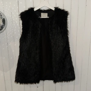 ”Päls”- väst - Säljer denna snygga pälsväst från bershka i strl S 💖 Pris går att disskutera! 