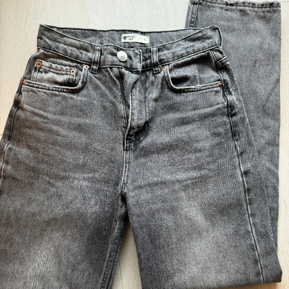 Snygga mörkgrå jeans från Gina Tricot, Highwaist straight leg. strl 32 ☺️. Jeans & Byxor.