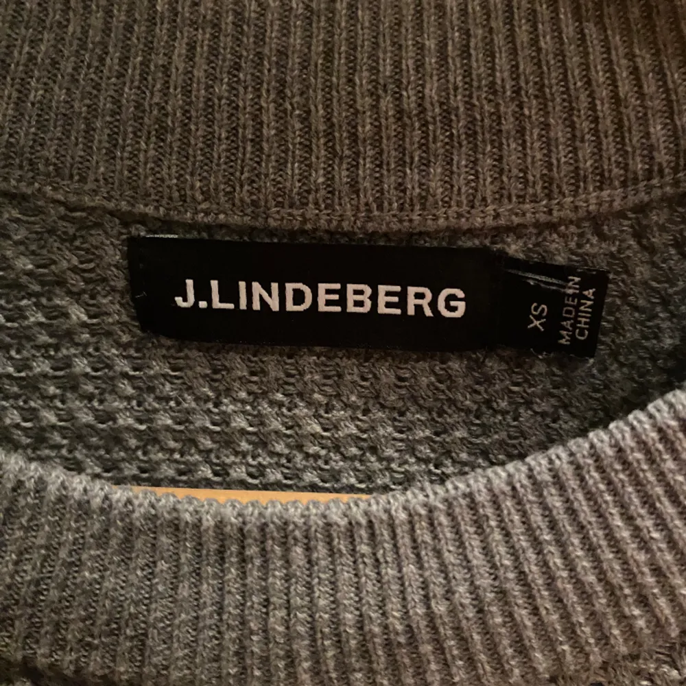 J. Lindeber crewneck i storlek xs, nypris: 1199kr, mitt pris: 499kr.. Tröjor & Koftor.