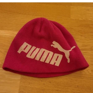 Mössa - FRI FRAKT  - Puma mössa, one size. Bra skick. Kan fraktas med portokod för 18kr, men köparen står för frakten 💕