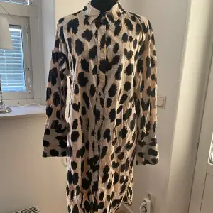 Lång skjorta tunika/klänning i str M Leopard mönstrad Jätte fint skick Använd 2ggr