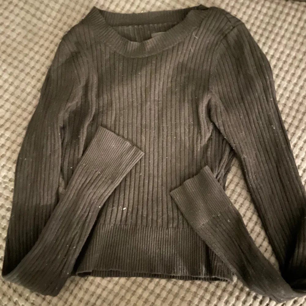 Jättesöt tajt svart långärmad tröja från even&odd🖤 denna är på gränsen till för liten och det är därför jag säljer denna! Storlek står inte men skulle gissa på XXS/XS❣️ står inte för frakten!💖. Tröjor & Koftor.