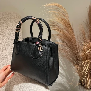 Handväska  - Helt ny handväska. Knappt använd. Märke:ALDO. Super gullig, väldigt bra kvalite och ser fin ut. 