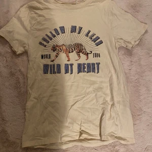 t-shirt - t-shirt från gina tricot som jag inte tror säljs längre, storlek xs men passar nog s med🫶 skriv privat för frågor/bilder på😊
