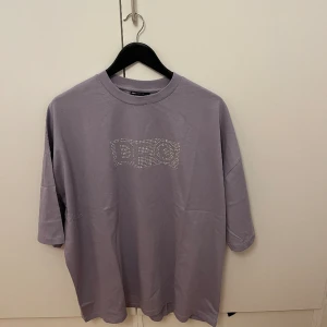 T-shirt rhinestone  - Ljuslila t-shirt med rhinestone tryck. Nyskick, ej använt. 