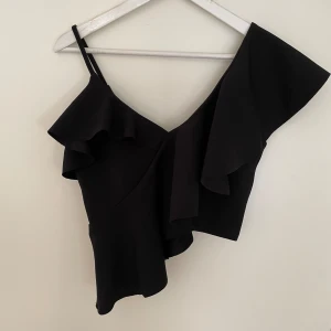 Fintopp - Svart fintröja den River Island, knappt använd, storlek 36