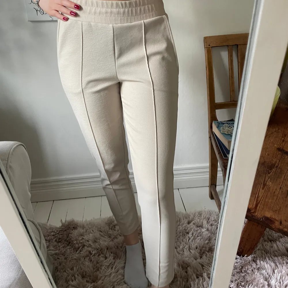 Supersköna stilrena beigea byxor från Gina Tricot.. Jeans & Byxor.