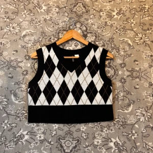 Stickad magtröja  - Säljer min magtröja eftersom den ej kommer till användning. Väldigt bra skick!  Priset kan självklart diskuteras.