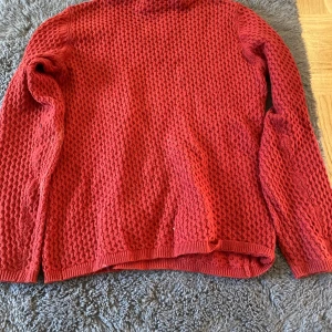 Röd tröja - Röd tröja, använd ett fåtal gånger. Fråga gärna om fler bilder❤️
