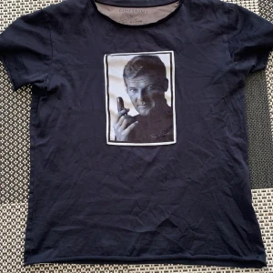Limitato t-shirt - Säljer min jätte fina limitato t-shirt med James Bond  som jag tröttnat på. Lite skrynklig på bilden men stryks innan den köps. Jag Är 170cm och väger 60kg så tröjan passar 160-170cm  Nypris 1500kr mitt pris 350kr