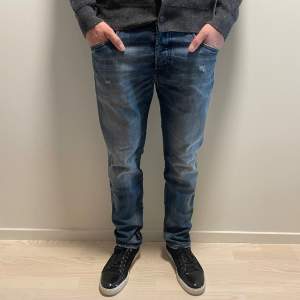 Ett par riktigt schyssta jeans från Diesel i storlek 32/32. Byxorna är i väldigt bra skick och nypris ligger runt 1500kr. Modellen på bilden är 187cm och väger 78kg. Tveka inte att höra av dig vid frågor eller funderingar✌🏻