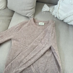 Rosa stickad tröja  - Rosa stickad tröja från neo noir som tyvärr inte kommer till användning storlek xs/s