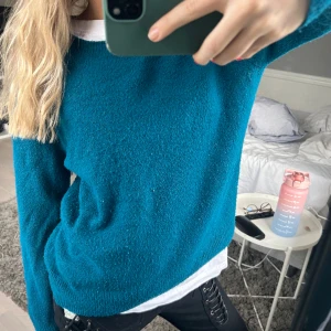Blå tröja - Stickad tröja i en så fin blå färg💙 Lite nopprig och därav priset!