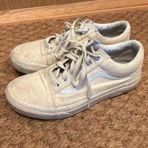 Vans sneakers  - Vans i en off white/krämvit färg. Jag har haft egna iläggssulor i vilket har färgat orginalsulan mörk men den är fräsch och helt oanvänd. Skorna är i fint skick men med några fläckar. 