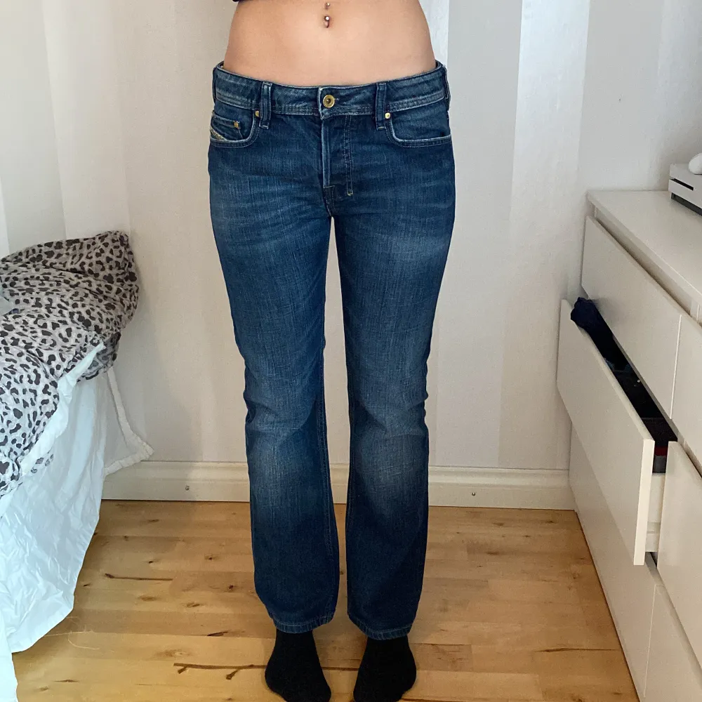 Midjemått 38cm innerbenslängd 73cm passar någon som är under 170cm!. Jeans & Byxor.
