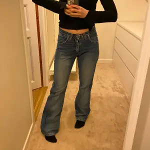 Mid waist jeans med bling detaljer💗slitna där bak vid hälarna