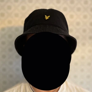 Lyle and scott bucket hat - Köpt för 300kr skick 9/10 då den bara använd få gånger i somras. Passar allas huvud form och riktigt stilig inför våren och sommaren. Har du frågor så hör du bara av dig! Mvh Markusson Closet🍾