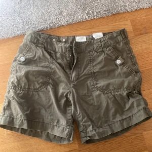 Lågmidjade cargo shorts - Snygga militärgröna Lågmidjade cargo shorts. Köpa second hand för 199 aldrig använt då de ej är min stil💕skriv för frågor!