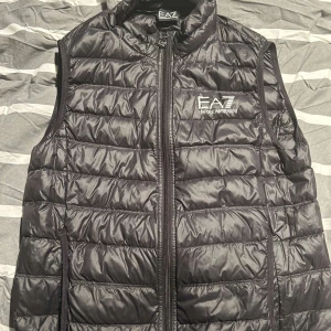 Armani Väst Svart - Har haft den i runt 1 år fortfrande fel fri kondition Storlek S/M