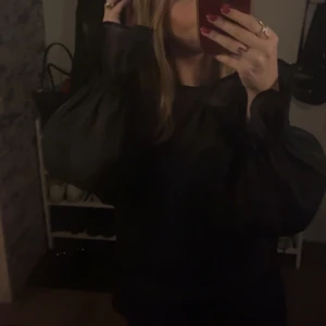 Svart genomskinlig blus - Pris kan ändras