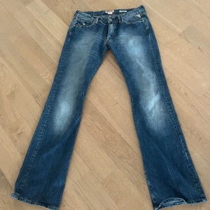 Replay jeans - Replay jeans med låg midja och fina detaljer på bakfickorna. Kom privat för mått. 💘