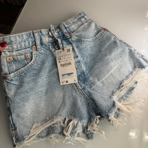 Zara jeans shorts  - Nu säljer jag mina zara shorts för jag har två💗de är helt oandvända och lappen sitter kvar💗de är också slutsålda🥂nypris 329kr💗priset kan diskuteras 💗