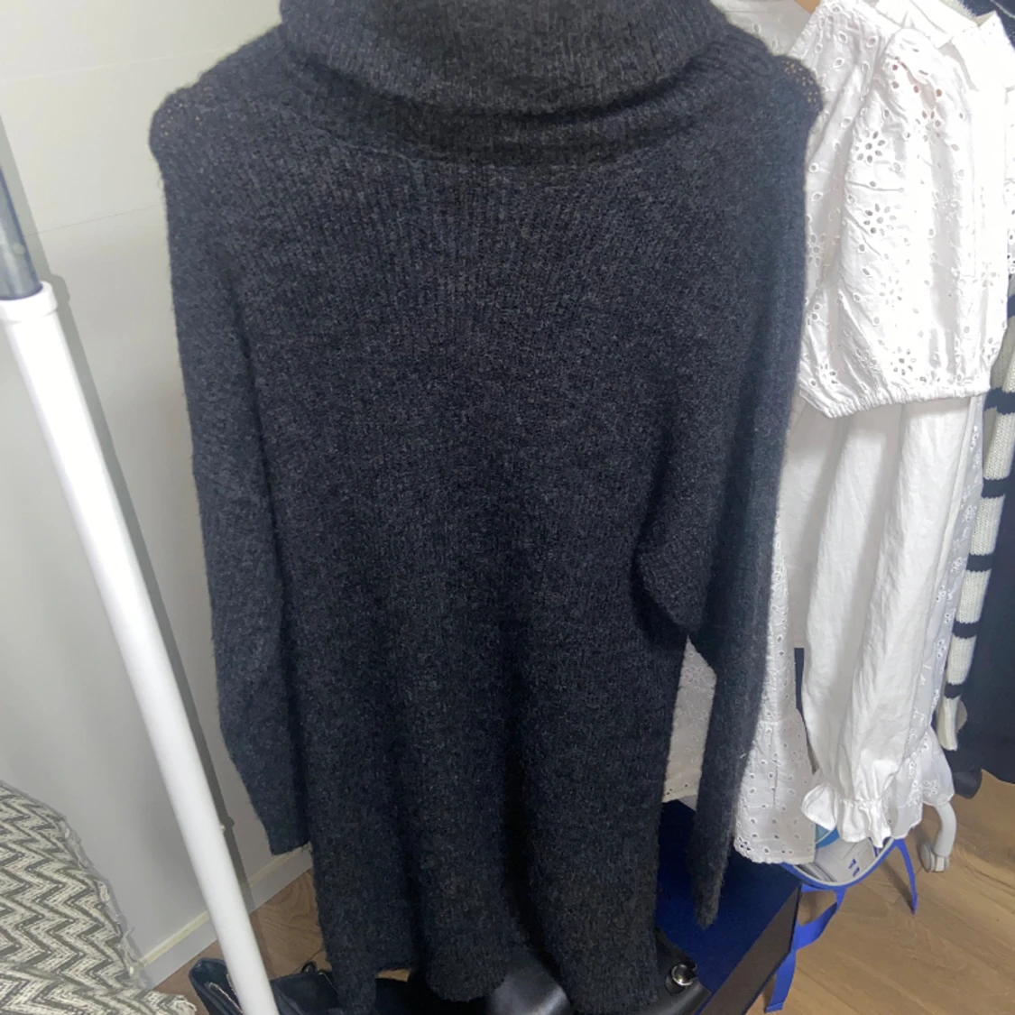 Stickad svart klänning 