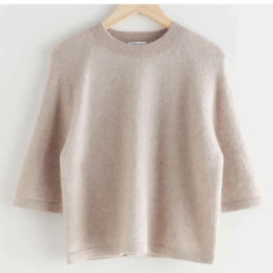 Stickad t-shirt - Säljer min stickade tröja från &otherstories💕 inga defekter och jätte fin nu till våren💕 skriv för frågor!