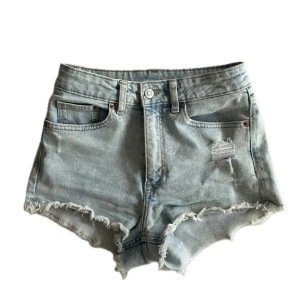 Jeansshorts - Ljusa jeansshorts från hm, sitter snyggt, säljer pga jag aldrig använder högmidjade kläder men tror att en som gillar det skulle passa suveränt🫶🏼☀️Möts gärna upp i stockholm, annars tillkommer frakt❤️🤙🏼