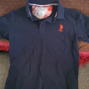 Polo t.shirt - Använd 2 gånger på sommaren. Storlek M. När den säljs är den tvättad och ren.