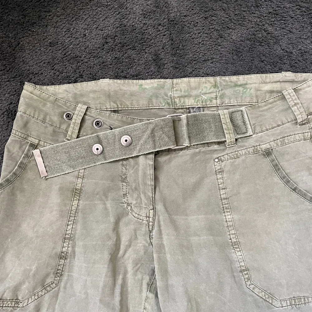 Cool Cargos with a built-in belt.. Thin material                                                         \\ 42cm W \\ 108cm L \\ 23cm Opening. Jeans & Byxor.