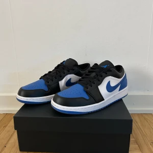 Air Jordan 1 Low - White/Royal Blue-Black-White - Fint skick, inköpta 2024, använda vid två tillfällen och har mellan det legat i kartongen. 