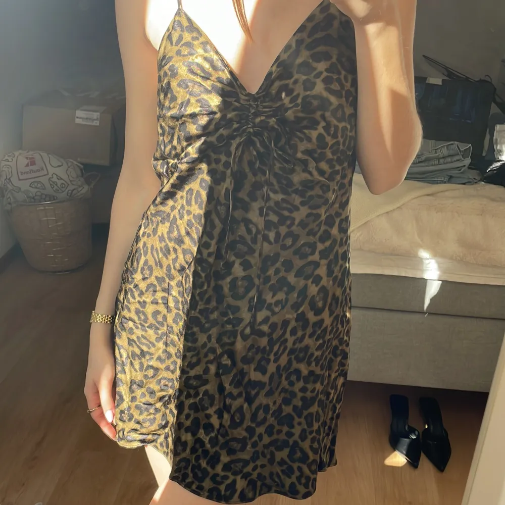 Leopard klänning strl xs helt ny med prislapp 💞. Klänningar.
