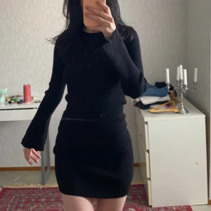 Ribbad klänning - Ribbad tight klänning i så bra material med flared armar. endast använd 1 gång. Klänningen är i strl small, Jag är 168 för referens. Köparen står för frakt❤️