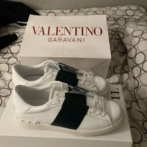 Valentinos skor till salu  - köpte mina skor nyligen, det är de närmaste äkta som går. De är i vädlgit bra skick och riktigt snygga. Men tyvärr var de för små för mig så det är darför jag säljer de. Köpte skorna för 1600 men säljer för ett lite billigare pris. 