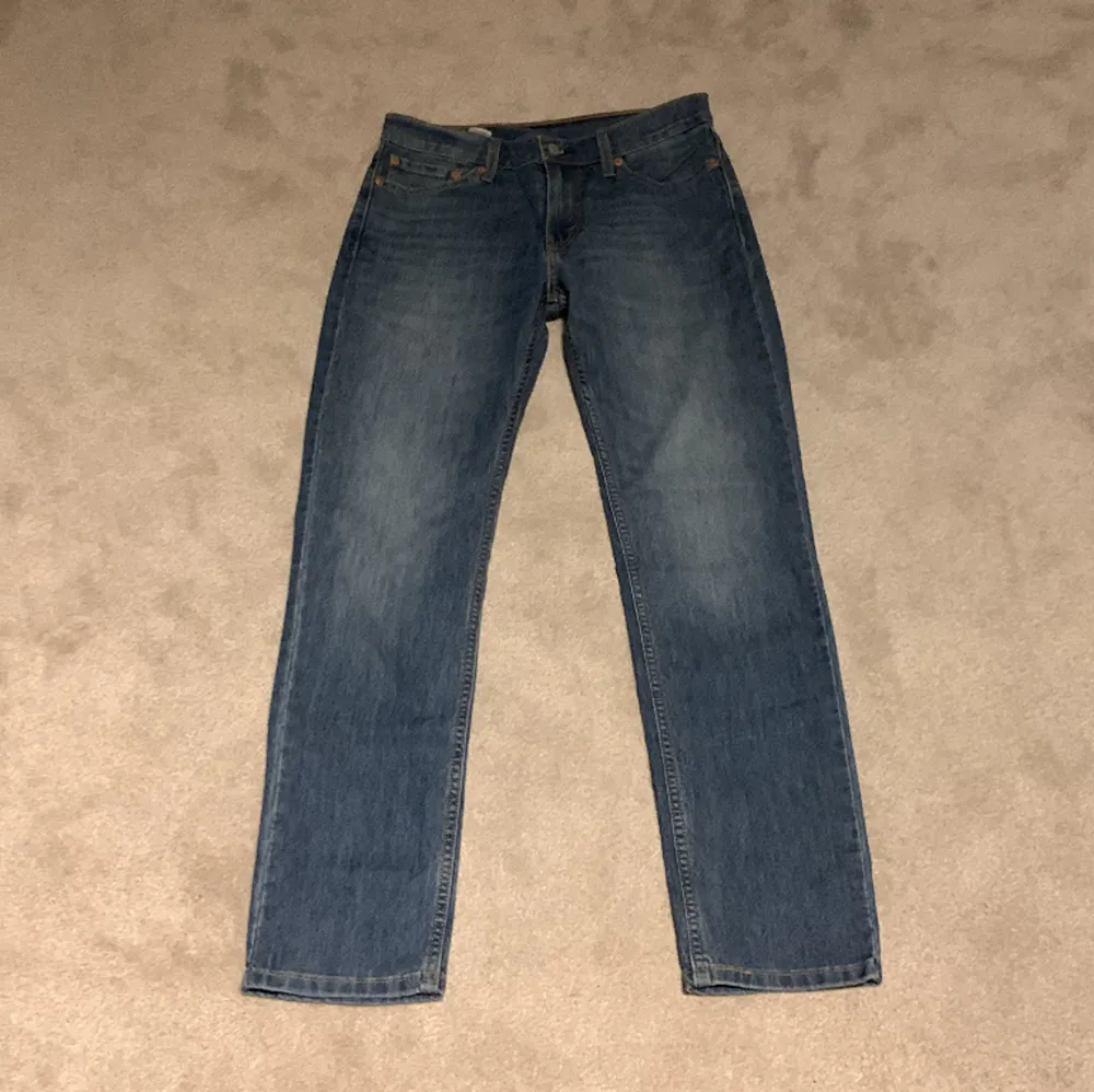 Aldrig använt 10/10 skick snygga Levis jeans kan diskutera pris. Jeans & Byxor.