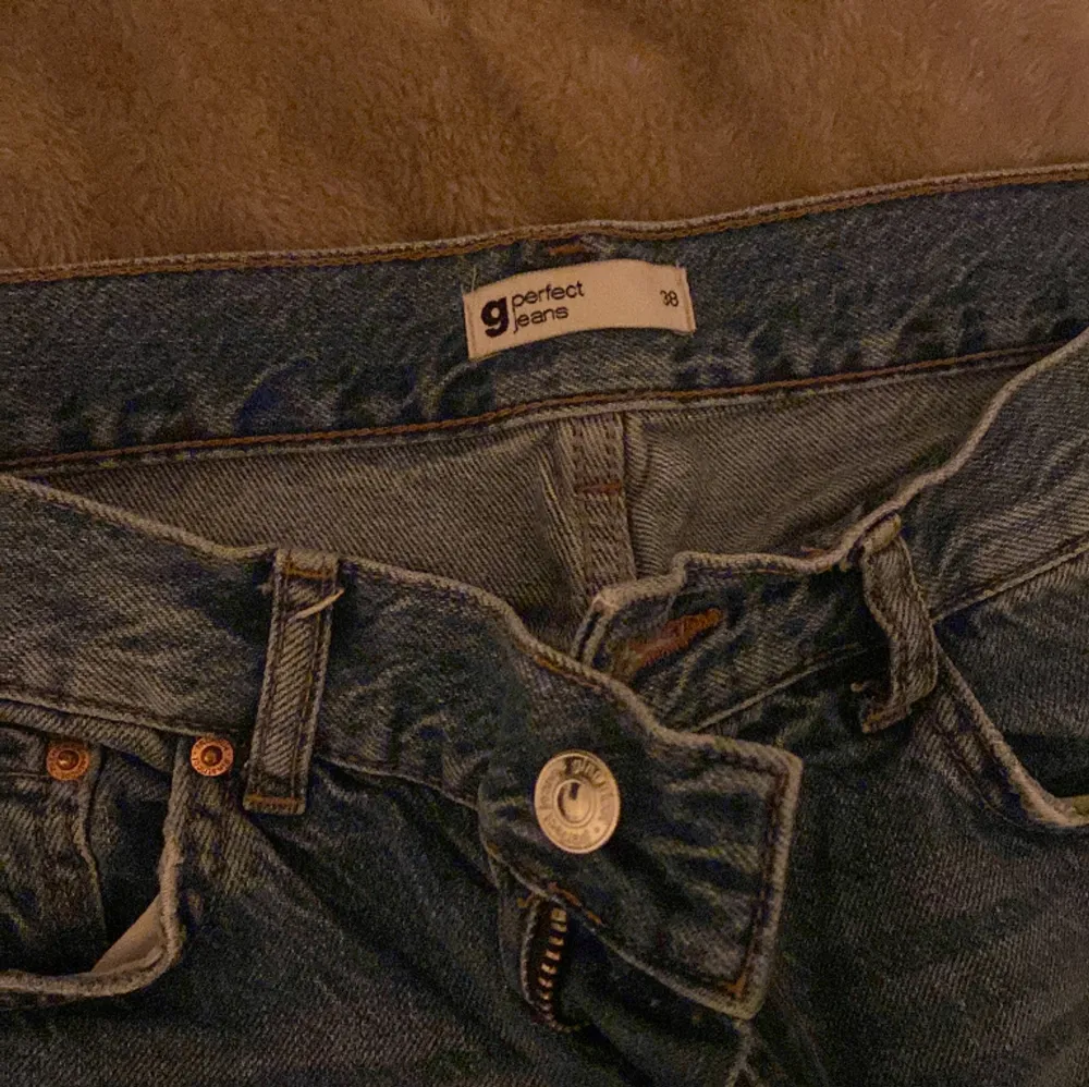 Ginatricot perfekt jeans raka ben med låg midja strl 38! Sparsamt använda inga defekter💗 Skriv om ni har frågor💗. Jeans & Byxor.