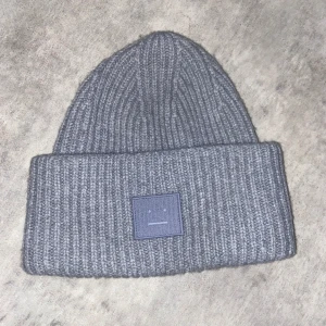 Acne studios mössa - Fräsch grå mössa från acne studios som jag  knappt använt den Max 3 gånger. Och priset kan diskuteras, ny pris 1600kr jag säljer för 800kr